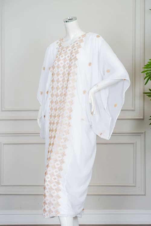جلابية نسائية حجازي لون أبيض بتطريز لون بيج ياقة دائرية مع طرحة