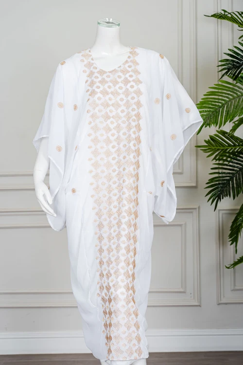 جلابية نسائية حجازي لون أبيض بتطريز لون بيج ياقة دائرية مع طرحة