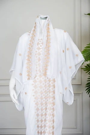 جلابية نسائية حجازي لون أبيض بتطريز لون بيج ياقة دائرية مع طرحة