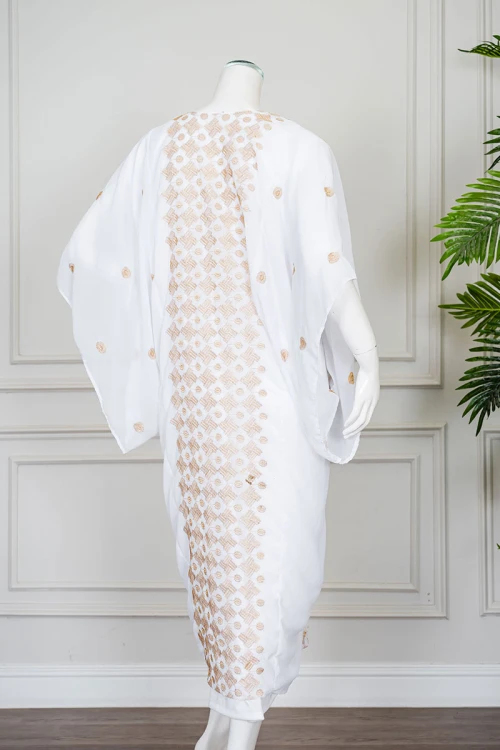 جلابية نسائية حجازي لون أبيض بتطريز لون بيج ياقة دائرية مع طرحة