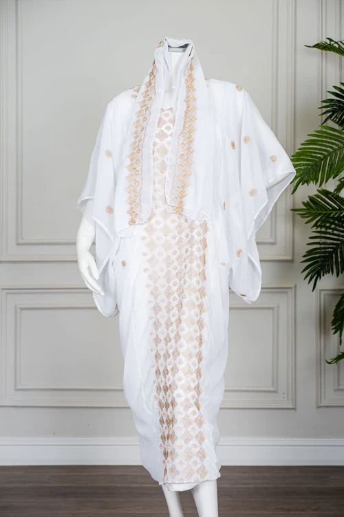 جلابية نسائية حجازي لون أبيض بتطريز لون بيج ياقة دائرية مع طرحة