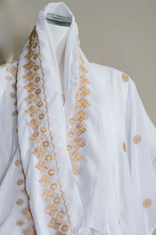 جلابية نسائية حجازي لون أبيض بتطريز لون بيج ياقة دائرية مع طرحة