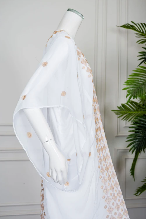 جلابية نسائية حجازي لون أبيض بتطريز لون بيج ياقة دائرية مع طرحة