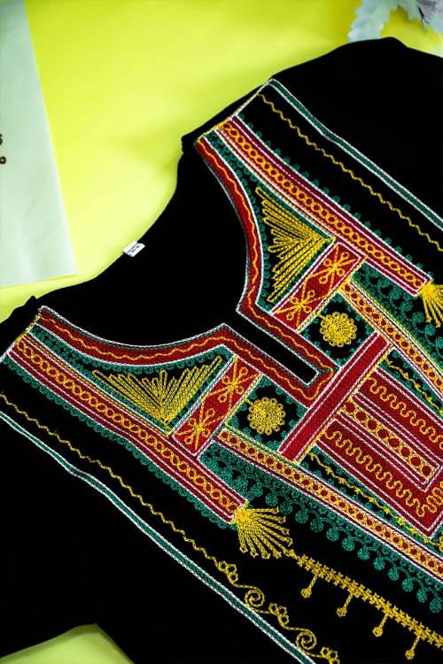 جلابية أطفال عسيري لون أسود بتطريز تراثي ملون ياقة دائرية و أكمام طويلة