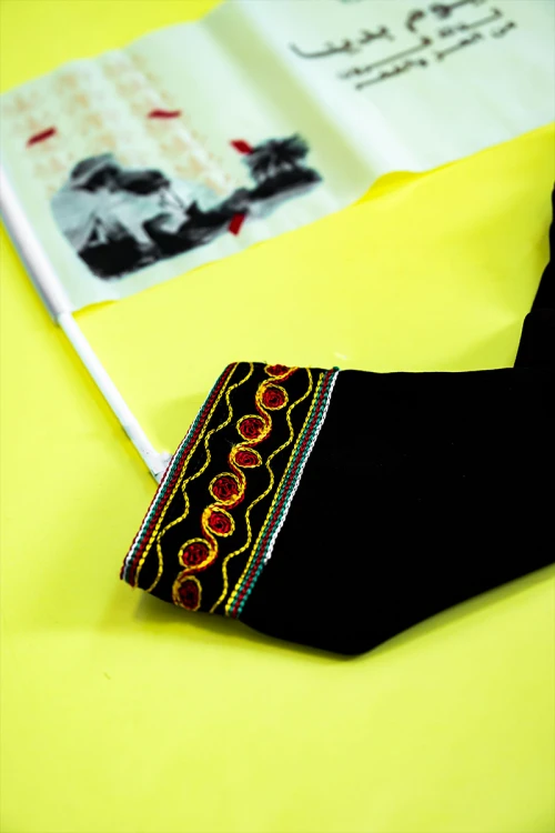 جلابية أطفال عسيري لون أسود بتطريز تراثي ملون ياقة دائرية و أكمام طويلة