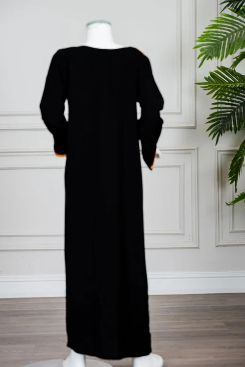 جلابية بناتي عسيري لون أسود بتطريز تراثي ملون ياقة مربعة بقصة سبعة و أكمام طويلة