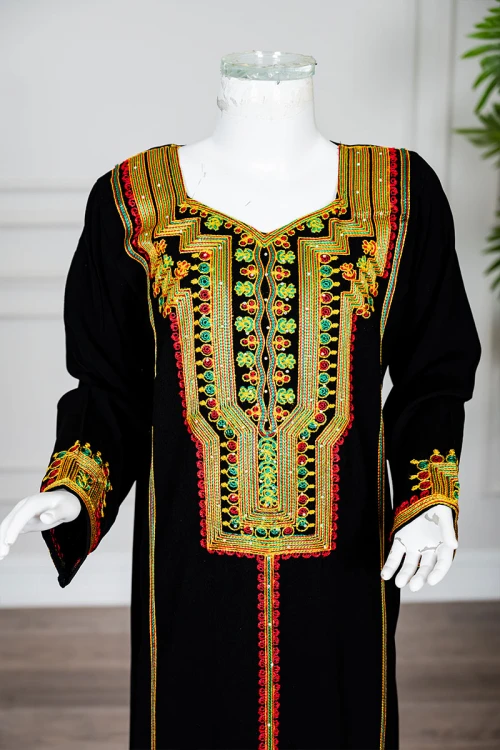 جلابية بناتي عسيري لون أسود بتطريز تراثي ملون ياقة مربعة بقصة سبعة و أكمام طويلة