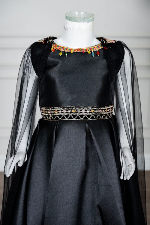 فستان-بناتي-تراثي-قصير-لون-أسود-ياقة-دائرية-مزين-بتطريز-ملون-