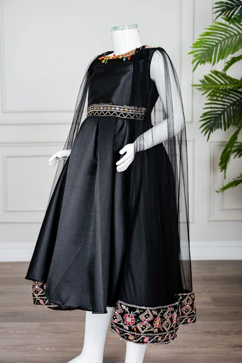 فستان-بناتي-تراثي-قصير-لون-أسود-ياقة-دائرية-مزين-بتطريز-ملون-