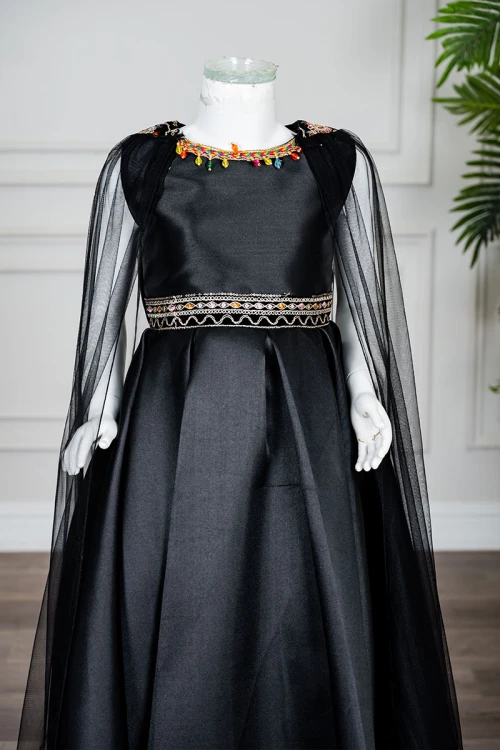 فستان-بناتي-تراثي-قصير-لون-أسود-ياقة-دائرية-مزين-بتطريز-ملون-