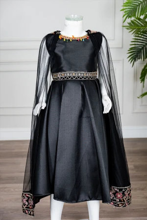 فستان بناتي تراثي قصير لون أسود ياقة دائرية مزين بتطريز ملون من الياقة و الخصر و بقماش شيفون متصل من أعلى الأكمام