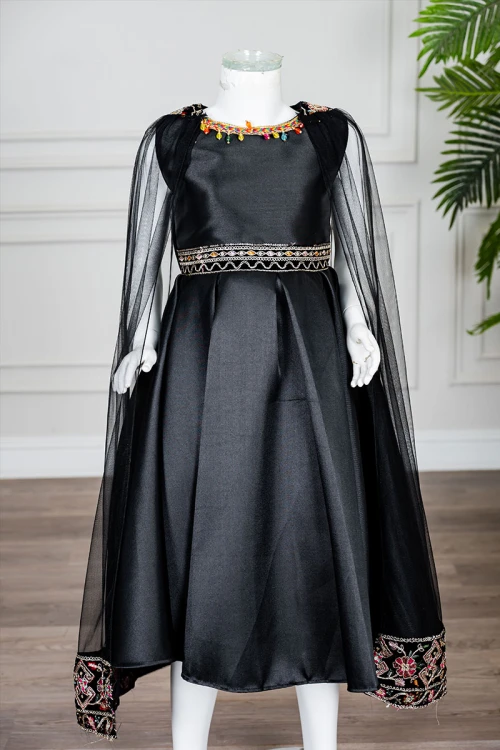 فستان-بناتي-تراثي-قصير-لون-أسود-ياقة-دائرية-مزين-بتطريز-ملون-