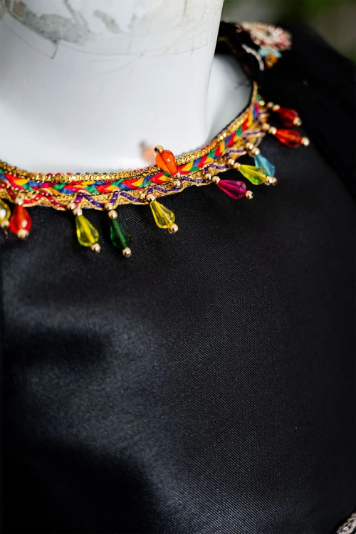 فستان-بناتي-تراثي-قصير-لون-أسود-ياقة-دائرية-مزين-بتطريز-ملون-