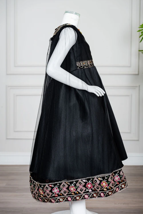 فستان-بناتي-تراثي-قصير-لون-أسود-ياقة-دائرية-مزين-بتطريز-ملون-