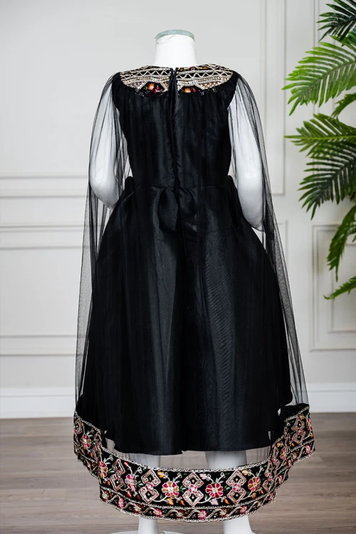 فستان-بناتي-تراثي-قصير-لون-أسود-ياقة-دائرية-مزين-بتطريز-ملون-