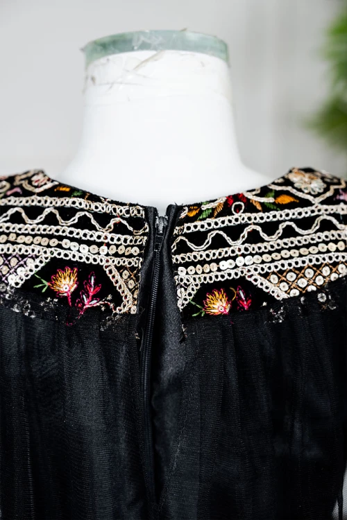 فستان-بناتي-تراثي-قصير-لون-أسود-ياقة-دائرية-مزين-بتطريز-ملون-