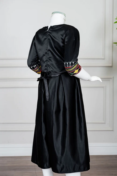 فستان بناتي تراثي قصير لون أسود ياقة دائرية مزين بتطريز ملون من الأمام و الأكمام و برباط في الخصر