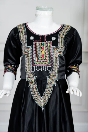 فستان بناتي تراثي قصير لون أسود ياقة دائرية مزين بتطريز ملون من الأمام و الأكمام و برباط في الخصر 