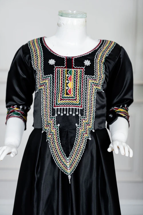 فستان بناتي تراثي قصير لون أسود ياقة دائرية مزين بتطريز ملون من الأمام و الأكمام و برباط في الخصر