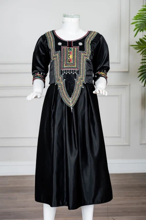 فستان بناتي تراثي قصير لون أسود ياقة دائرية مزين بتطريز ملون من الأمام و الأكمام و برباط في الخصر 