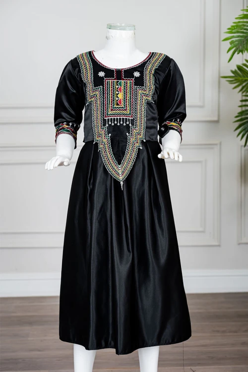 فستان بناتي تراثي قصير لون أسود ياقة دائرية مزين بتطريز ملون من الأمام و الأكمام و برباط في الخصر