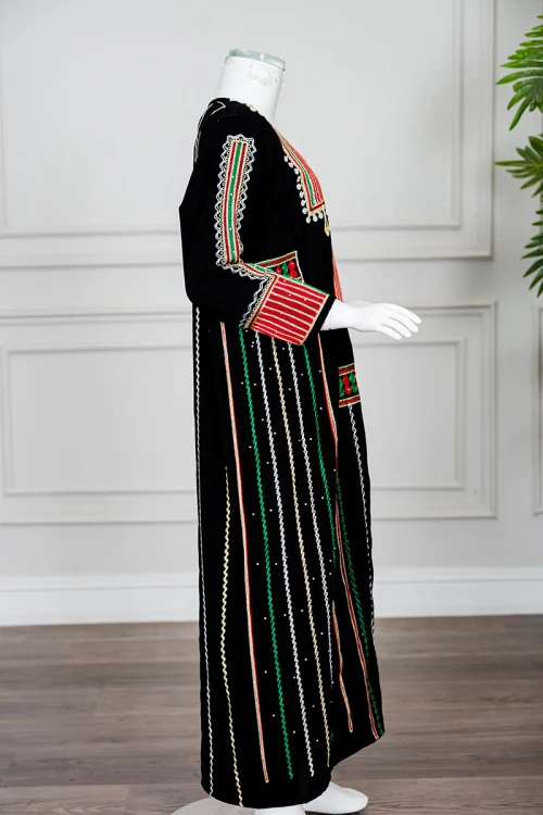 جلابية بناتي عسيري لون أسود بتطريز تراثي ملون ياقة دائرية و أكمام طويلة