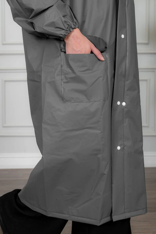 بالطو مطر نسائي لون رصاصي بقبعة متصلة بأزرار و سحاب و جيوب من الأمام و بأكمام طويلة