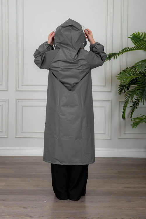 بالطو مطر نسائي لون رصاصي بقبعة متصلة بأزرار و سحاب و جيوب من الأمام و بأكمام طويلة