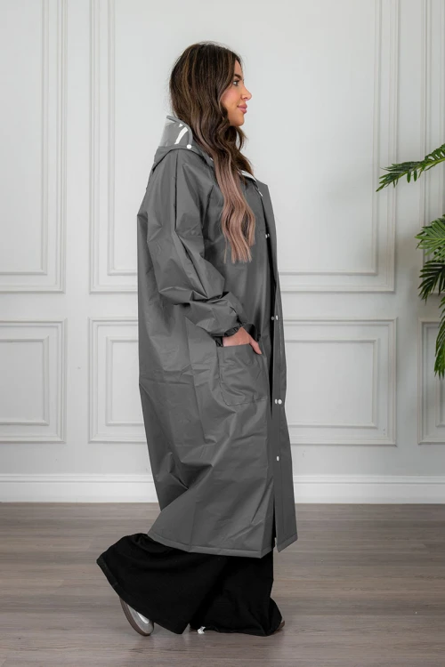 بالطو مطر نسائي لون رصاصي بقبعة متصلة بأزرار و سحاب و جيوب من الأمام و بأكمام طويلة