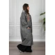 بالطو مطر نسائي لون رصاصي بقبعة متصلة بأزرار و سحاب و جيوب من الأمام و بأكمام طويلة