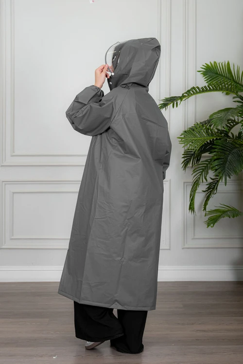 بالطو مطر نسائي لون رصاصي بقبعة متصلة بأزرار و سحاب و جيوب من الأمام و بأكمام طويلة