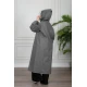 بالطو مطر نسائي لون رصاصي بقبعة متصلة بأزرار و سحاب و جيوب من الأمام و بأكمام طويلة