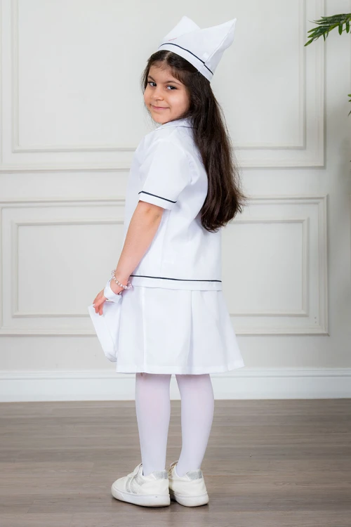 زي تنكري بمهنة طبيبة لون أبيض بلوزة بياقة مطوية و بأزرار من الأمام و تنورة قصيرة مع قبعة و حقيبة بأدوات الطب