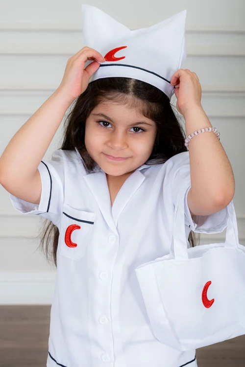 زي تنكري بمهنة طبيبة لون أبيض بلوزة بياقة مطوية و بأزرار من الأمام و تنورة قصيرة مع قبعة و حقيبة بأدوات الطب