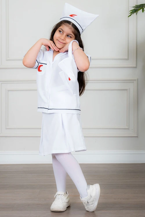 زي تنكري بمهنة طبيبة لون أبيض بلوزة بياقة مطوية و بأزرار من الأمام و تنورة قصيرة مع قبعة و حقيبة بأدوات الطب