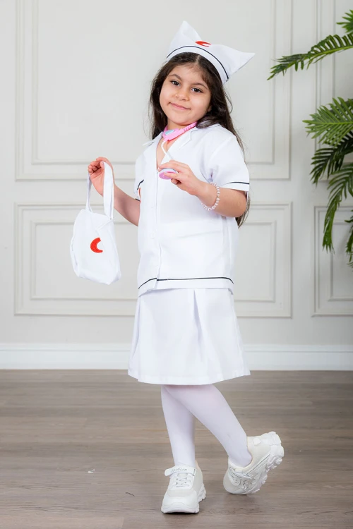 زي تنكري بمهنة طبيبة لون أبيض بلوزة بياقة مطوية و بأزرار من الأمام و تنورة قصيرة مع قبعة و حقيبة بأدوات الطب