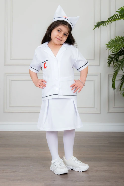 زي تنكري بمهنة طبيبة لون أبيض بلوزة بياقة مطوية و بأزرار من الأمام و تنورة قصيرة مع قبعة و حقيبة بأدوات الطب