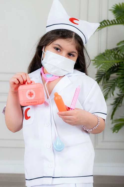 زي تنكري بمهنة طبيبة لون أبيض بلوزة بياقة مطوية و بأزرار من الأمام و تنورة قصيرة مع قبعة و حقيبة بأدوات الطب