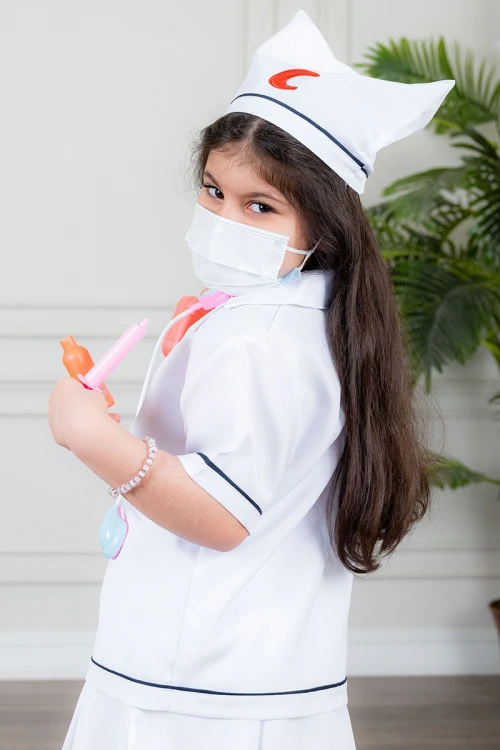 زي تنكري بمهنة طبيبة لون أبيض بلوزة بياقة مطوية و بأزرار من الأمام و تنورة قصيرة مع قبعة و حقيبة بأدوات الطب