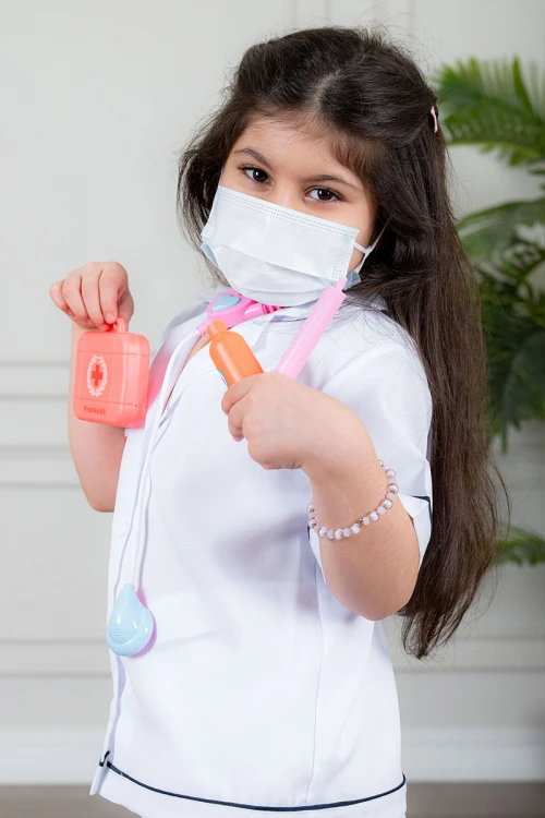 زي تنكري بمهنة طبيبة لون أبيض بلوزة بياقة مطوية و بأزرار من الأمام و تنورة قصيرة مع قبعة و حقيبة بأدوات الطب