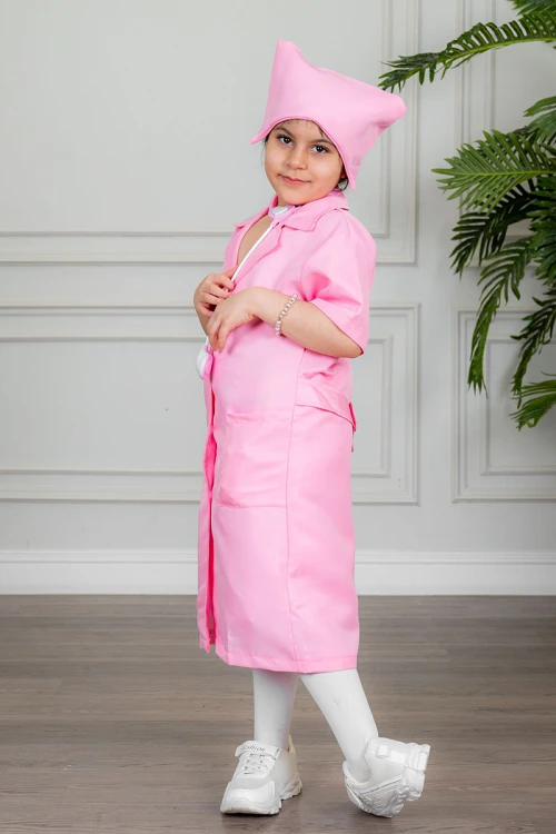 زي تنكري بمهنة ممرضة لون وردي بياقة مطوية و بأزرار و جيوب من الأمام مع قبعة و أدوات الطب