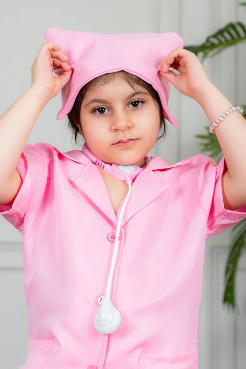 زي تنكري بمهنة ممرضة لون وردي بياقة مطوية و بأزرار و جيوب من الأمام مع قبعة و أدوات الطب