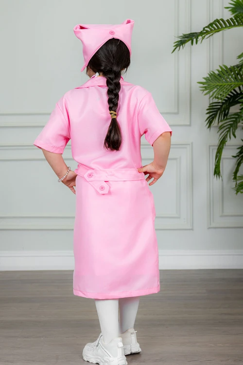 زي تنكري بمهنة ممرضة لون وردي بياقة مطوية و بأزرار و جيوب من الأمام مع قبعة و أدوات الطب