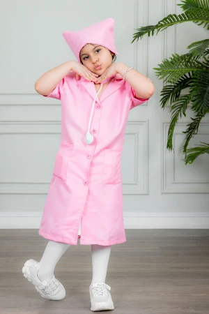 زي تنكري بمهنة ممرضة لون وردي بياقة مطوية و بأزرار و جيوب من الأمام مع قبعة و أدوات الطب