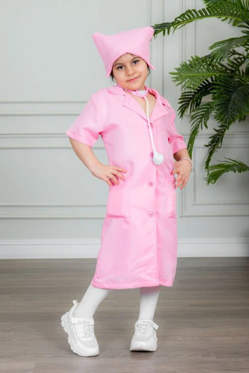 زي تنكري بمهنة ممرضة لون وردي بياقة مطوية و بأزرار و جيوب من الأمام مع قبعة و أدوات الطب