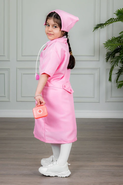 زي تنكري بمهنة ممرضة لون وردي بياقة مطوية و بأزرار و جيوب من الأمام مع قبعة و أدوات الطب