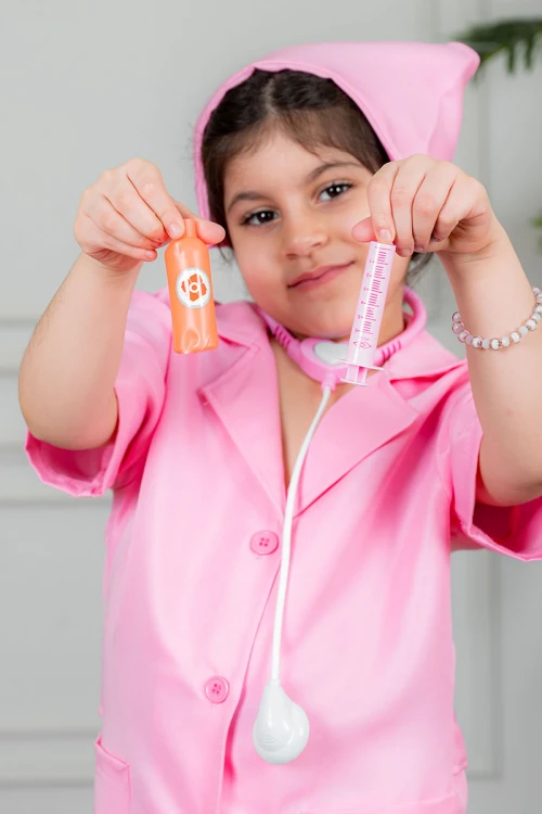 زي تنكري بمهنة ممرضة لون وردي بياقة مطوية و بأزرار و جيوب من الأمام مع قبعة و أدوات الطب