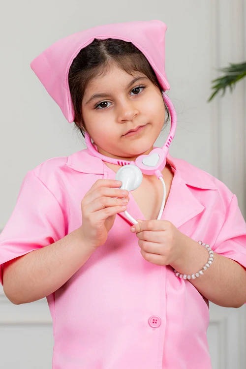 زي تنكري بمهنة ممرضة لون وردي بياقة مطوية و بأزرار و جيوب من الأمام مع قبعة و أدوات الطب