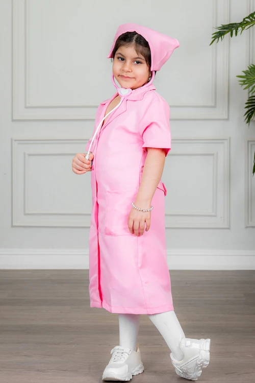 زي تنكري بمهنة ممرضة لون وردي بياقة مطوية و بأزرار و جيوب من الأمام مع قبعة و أدوات الطب