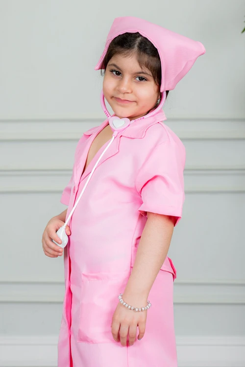 زي تنكري بمهنة ممرضة لون وردي بياقة مطوية و بأزرار و جيوب من الأمام مع قبعة و أدوات الطب